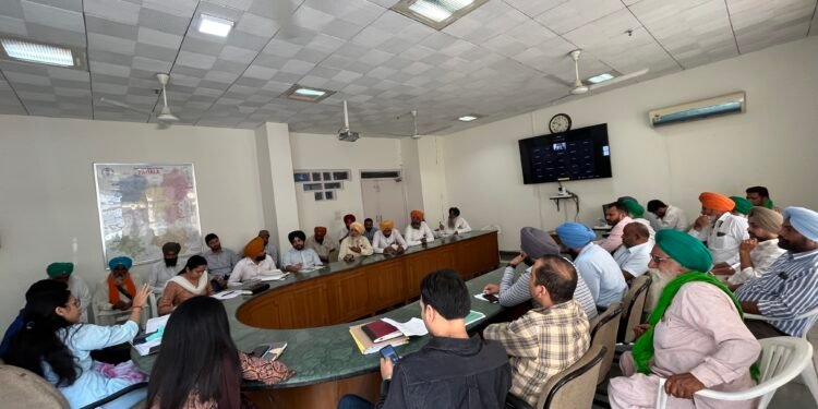 ਪਰਾਲੀ ਨੂੰ ਅੱਗ ਲਾਉਣ ਤੋਂ ਰੋਕਣ ਲਈ ਡਿਪਟੀ ਕਮਿਸ਼ਨਰ ਵੱਲੋਂ ਕਿਸਾਨ ਜੱਥੇਬੰਦੀਆਂ ਨਾਲ ਹੰਗਾਮੀ ਬੈਠਕ