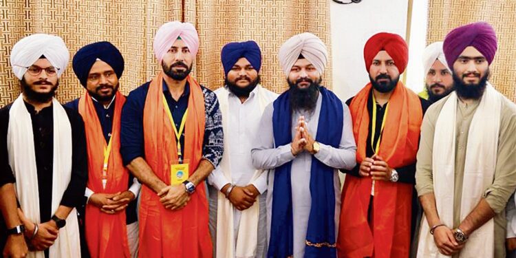 ਪਾਕਿਸਤਾਨ ਦੇ ਗੁਰਦੁਆਰਾ ਕਰਤਾਰਪੁਰ ਸਾਹਿਬ ਪੁੱਜੀ ਫਿਲਮ ‘ਮੌਜਾਂ ਹੀ ਮੌਜਾਂ’ ਦੀ ਟੀਮ
