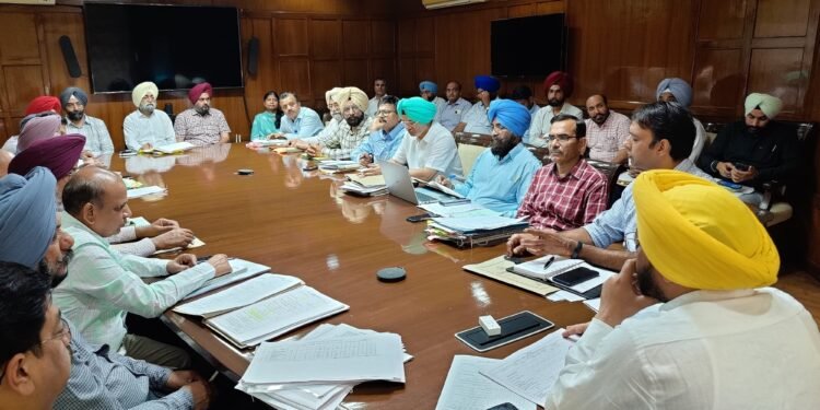 ਈ.ਟੀ.ਓ ਵੱਲੋਂ ਲੋਕ ਨਿਰਮਾਣ ਵਿਭਾਗ ਦੇ ਅਧਿਕਾਰੀਆਂ ਨਾਲ ਵਿਸਤ੍ਰਿਤ ਸਮੀਖਿਆ ਮੀਟਿੰਗ