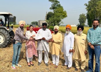 ਪਰਾਲੀ ਨੂੰ ਅੱਗ ਨਾ ਲਗਾਉਣ ਵਾਲੇ ਕਿਸਾਨਾਂ ਦਾ ਐਸ.ਡੀ.ਐਮ ਵੱਲੋਂ ਖੇਤਾਂ ‘ਚ ਜਾ ਕੇ ਸਨਮਾਨ