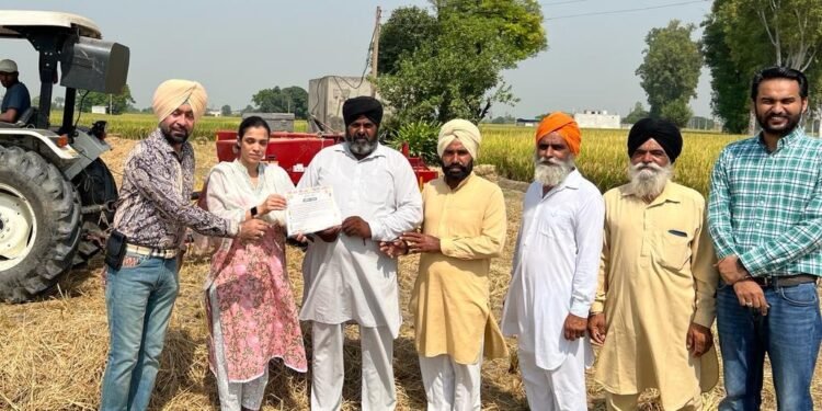 ਪਰਾਲੀ ਨੂੰ ਅੱਗ ਨਾ ਲਗਾਉਣ ਵਾਲੇ ਕਿਸਾਨਾਂ ਦਾ ਐਸ.ਡੀ.ਐਮ ਵੱਲੋਂ ਖੇਤਾਂ ‘ਚ ਜਾ ਕੇ ਸਨਮਾਨ