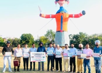 ਜ਼ਿਲ੍ਹਾ ਸਵੀਪ ਟੀਮ ਵੱਲੋਂ ਦਸਹਿਰਾ ਗਰਾਊਂਡ ਵਿਖੇ ਵੋਟਰ ਪੰਜੀਕਰਣ ਦਾ ਦਿੱਤਾ ਸੁਨੇਹਾ