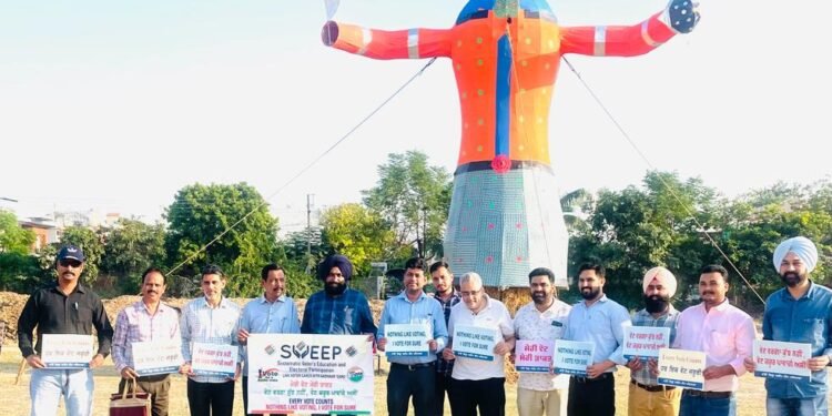 ਜ਼ਿਲ੍ਹਾ ਸਵੀਪ ਟੀਮ ਵੱਲੋਂ ਦਸਹਿਰਾ ਗਰਾਊਂਡ ਵਿਖੇ ਵੋਟਰ ਪੰਜੀਕਰਣ ਦਾ ਦਿੱਤਾ ਸੁਨੇਹਾ