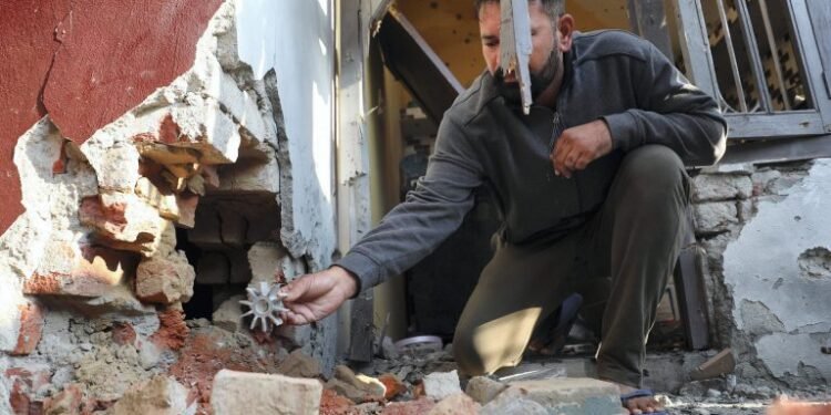 ਪਾਕਿਸਤਾਨ ਰੇਂਜਰਾਂ ਵੱਲੋਂ ਬਗ਼ੈਰ ਭੜਕਾਹਟ ਤੋਂ ਕੀਤੀ ਗੋਲੀਬਾਰੀ ਕਾਰਨ ਬੀਐੱਸਐੱਫ ਦੇ 2 ਜਵਾਨ ਤੇ ਔਰਤ ਜ਼ਖ਼ਮੀ