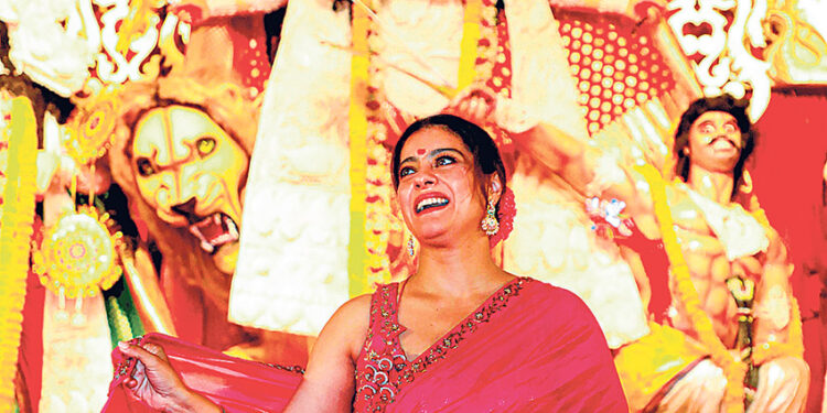 ਕਾਜੋਲ ਅਤੇ ਰਾਣੀ ਮੁਖਰਜੀ ਦੁਰਗਾ ਪੂੁਜਾ ਵਿੱਚ ਪੁੱਜੀਆਂ