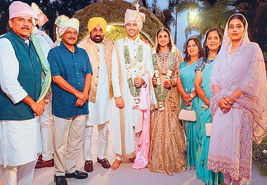 ਰਾਘਵ ਤੇ ਪਰਨਿੀਤੀ ਦੀਆਂ ਕੇਜਰੀਵਾਲ ਤੇ ਭਗਵੰਤ ਮਾਨ ਨਾਲ ਤਸਵੀਰਾਂ ਵਾਇਰਲ