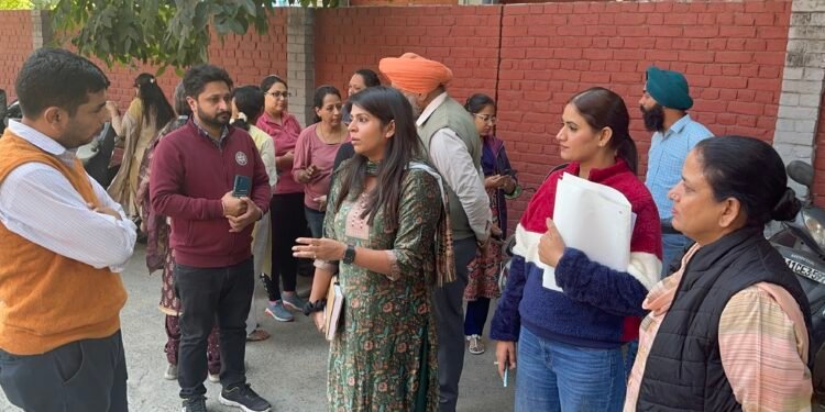 ਸਕੂਲਾਂ ‘ਚ ਬਸਤਿਆਂ ਦਾ ਭਾਰ ਦਾ ਨਿਰੀਖਣ ਕਰਨ ਲਈ ਪ੍ਰਸ਼ਾਸਨਿਕ ਟੀਮ ਵੱਲੋਂ ਸਕੂਲਾਂ ਦਾ ਦੌਰਾ
