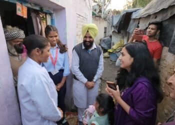 ਡਿਪਟੀ ਕਮਿਸ਼ਨਰ ਨੇ ਤਫ਼ਜੱਲਪੁਰਾ ਵਿਖੇ ਬੱਚਿਆਂ ਨਾਲ ਮਨਾਈ ਗਰੀਨ ਦੀਵਾਲੀ