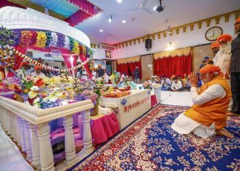 ਹੈਦਰਾਬਾਦ ਦੇ  ਗੁਰਦੁਆਰਾ ਸਾਹਿਬ ਵਿੱਚ ਪ੍ਰਕਾਸ਼ ਪੁਰਬ ਮੌਕੇ ਮੱਥਾ ਟੇਕਦੇ ਹੋਏ ਪ੍ਰਧਾਨ ਮੰਤਰੀ ਨਰਿੰਦਰ ਮੋਦੀ।