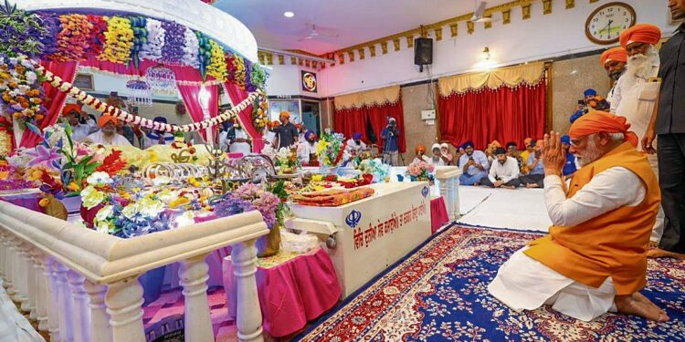 ਹੈਦਰਾਬਾਦ ਦੇ  ਗੁਰਦੁਆਰਾ ਸਾਹਿਬ ਵਿੱਚ ਪ੍ਰਕਾਸ਼ ਪੁਰਬ ਮੌਕੇ ਮੱਥਾ ਟੇਕਦੇ ਹੋਏ ਪ੍ਰਧਾਨ ਮੰਤਰੀ ਨਰਿੰਦਰ ਮੋਦੀ।