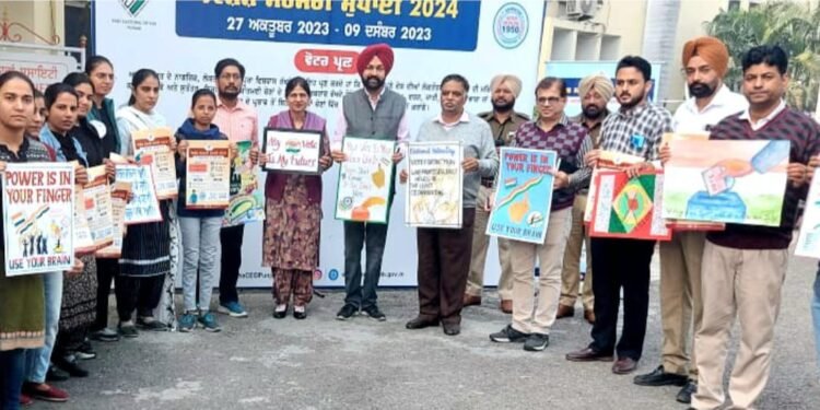 ਡਵੀਜ਼ਨਲ ਕਮਿਸ਼ਨਰ ਨੇ ਨੌਜਵਾਨਾਂ ਨੂੰ ਵੋਟਾਂ ਬਣਾਉਣ ਲਈ ਕੀਤਾ ਜਾਗਰੂਕ