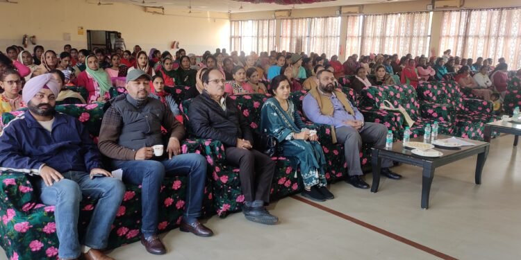 ਪੇਂਡੂ ਔਰਤਾਂ ਦੇ ਸਵੈ ਸਹਾਇਤਾ ਸਮੂਹਾਂ ਨੂੰ ਸਵੈ ਰੋਜ਼ਗਾਰ ਲਈ 2.97 ਕਰੋੜ ਰੁਪਏ ਦੇ ਕਰਜ਼ੇ ਵੰਡੇ