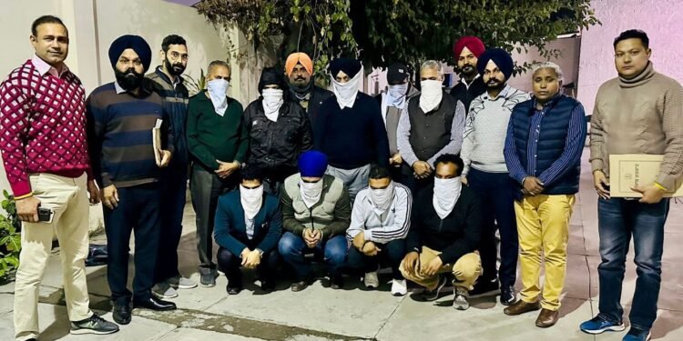 ਪੰਜਾਬ ਫਾਰਮੇਸੀ ਕੌਂਸਲ ਦੇ ਰਜਿਸਟਰਾਰਾਂ ਦੀ ਮਿਲੀਭੁਗਤ ਨਾਲ ਧੋਖਾਧੜੀ ਰਾਹੀਂ ਡੀ-ਫਾਰਮੇਸੀ ਦੀਆਂ ਡਿਗਰੀਆਂ ਲੈਣ ਵਾਲੇ 9 ਕੈਮਿਸਟ ਵਿਜੀਲੈਂਸ ਬਿਊਰੋ ਵੱਲੋਂ ਗ੍ਰਿਫ਼ਤਾਰ 