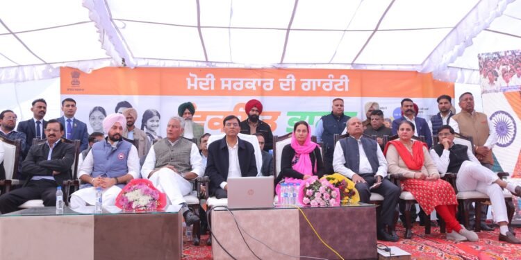 ਕੇਂਦਰੀ ਮੰਤਰੀ ਮਨਸੁਖ ਮਾਂਡਵੀਆ ਨੇ ਪਟਿਆਲਾ ਵਿੱਚ ‘ਵਿਕਸਤ ਭਾਰਤ ਸੰਕਲਪ ਯਾਤਰਾ’ ਪ੍ਰੋਗਰਾਮ ਦੌਰਾਨ ਕੇਂਦਰੀ ਸਰਕਾਰ ਦੀਆਂ ਸਕੀਮਾਂ ਦੇ ਲਾਭਪਾਤਰੀਆਂ ਨਾਲ ਕੀਤੀ ਗੱਲਬਾਤ