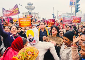 ਪੰਜਾਬ ਸਰਕਾਰ ਵੱਲੋਂ ਕੀਤੇ ਐਲਾਨ ਅਨੁਸਾਰ ਔਰਤਾਂ ਦੀ ਪ੍ਰਦਰਸ਼ਨੀ ਲਈ 1000 ਰੁਪਏ ਨਹੀਂ ਮਿਲ ਰਹੇ ਹਨ।