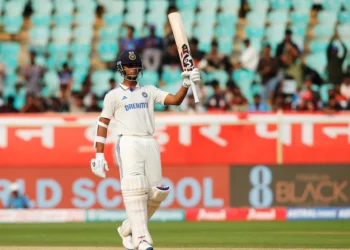 ਭਾਰਤ ਅਤੇ ਇੰਗਲੈਂਡ ਵਿਚਾਲੇ ਦੂਜੇ ਟੈਸਟ ਮੈਚ ਦੇ ਪਹਿਲੇ ਦਿਨ, ਯਸ਼ਸਵੀ ਜੈਸਵਾਲ ਨੇ ਸ਼ਾਨਦਾਰ ਪ੍ਰਦਰਸ਼ਨ ਦੇ ਨਾਲ ਆਪਣੇ ਬੇਮਿਸਾਲ ਹੁਨਰ ਦਾ ਪ੍ਰਦਰਸ਼ਨ ਕੀਤਾ, ਜਿਸ ਨਾਲ ਭਾਰਤ ਨੂੰ 336/6 ਦੇ ਸ਼ਲਾਘਾਯੋਗ ਸਕੋਰ ‘ਤੇ ਲੈ ਗਿਆ।