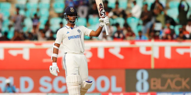 ਭਾਰਤ ਅਤੇ ਇੰਗਲੈਂਡ ਵਿਚਾਲੇ ਦੂਜੇ ਟੈਸਟ ਮੈਚ ਦੇ ਪਹਿਲੇ ਦਿਨ, ਯਸ਼ਸਵੀ ਜੈਸਵਾਲ ਨੇ ਸ਼ਾਨਦਾਰ ਪ੍ਰਦਰਸ਼ਨ ਦੇ ਨਾਲ ਆਪਣੇ ਬੇਮਿਸਾਲ ਹੁਨਰ ਦਾ ਪ੍ਰਦਰਸ਼ਨ ਕੀਤਾ, ਜਿਸ ਨਾਲ ਭਾਰਤ ਨੂੰ 336/6 ਦੇ ਸ਼ਲਾਘਾਯੋਗ ਸਕੋਰ ‘ਤੇ ਲੈ ਗਿਆ।