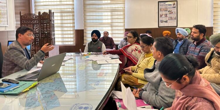 ਡਿਪਟੀ ਕਮਿਸ਼ਨਰ ਨੇ ਜ਼ਿਲ੍ਹੇ ‘ਚ ਚੱਲ ਰਹੇ ਵਿਕਾਸ ਕਾਰਜਾਂ ਦਾ ਲਿਆ ਜਾਇਜ਼ਾ