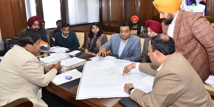 ਚੰਡੀਗੜ੍ਹ ‘ਚ ਤਿੰਨ ਵਿਭਾਗਾਂ ਦੇ ਉੱਚ ਅਧਿਕਾਰੀਆਂ ਨਾਲ ਕੀਤੀ ਮੀਟਿੰਗ