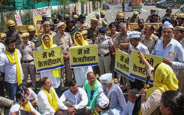 ਆਮ ਆਦਮੀ ਪਾਰਟੀ ਦੇ ਹਰਿਆਣਾ ਮੰਡਲ ਨੇ ਅਰਵਿੰਦ ਕੇਜਰੀਵਾਲ ਦੀ ਨਜ਼ਰਬੰਦੀ ਦੇ ਵਿਰੋਧ ਵਿੱਚ ਪ੍ਰਦਰਸ਼ਨ ਕੀਤਾ।