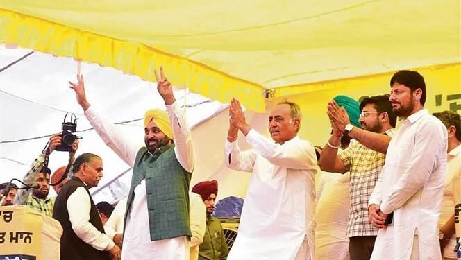 ਪੰਜਾਬ ਦੇ ਮੁੱਖ ਮੰਤਰੀ ਨੇ ਸੱਤਾਹੀਣ ਸੰਨੀ ਦਿਓਲ ਦਾ ਮਜ਼ਾਕ ਉਡਾਇਆ ਅਤੇ ਗੁਰਦਾਸਪੁਰ ਜ਼ਿਲ੍ਹੇ ਵਿੱਚ ਕਲਸੀ ਦੀ ਮੁਹਿੰਮ ਦੀ ਸ਼ੁਰੂਆਤ ਕੀਤੀ।
