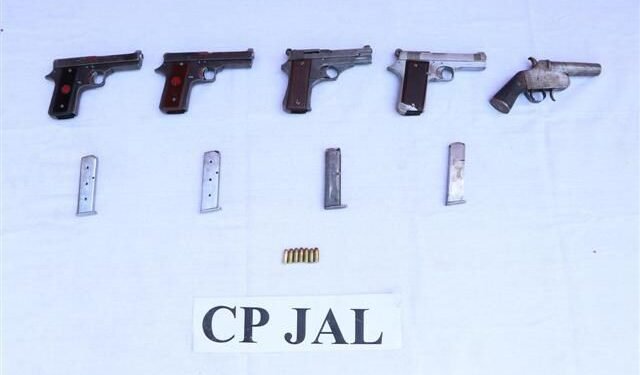 ਜਲੰਧਰ ‘ਚ ਪ੍ਰਸ਼ਾਸਨ ਨੇ ਗੌਂਡਰ ਗੈਂਗ ਨਾਲ ਜੁੜੇ ਇਕ ਅਪਰਾਧੀ ਨੂੰ ਗ੍ਰਿਫਤਾਰ ਕਰਕੇ ਪੰਜ ਹਥਿਆਰ ਜ਼ਬਤ ਕੀਤੇ ਹਨ।