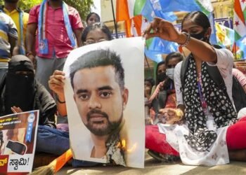 ਕਰਨਾਟਕ ਸਪੈਸ਼ਲ ਇਨਵੈਸਟੀਗੇਸ਼ਨ ਟੀਮ (SIT) ਨੇ ‘ਸੈਕਸ ਸਕੈਂਡਲ’ ਵਿਵਾਦ ਦੇ ਸਬੰਧ ਵਿੱਚ ਜੇਡੀ(ਐਸ) ਨੇਤਾ ਐਚਡੀ ਰੇਵੰਨਾ ਦੇ ਖਿਲਾਫ ਲੁੱਕਆਊਟ ਨੋਟਿਸ ਜਾਰੀ ਕੀਤਾ ਹੈ।