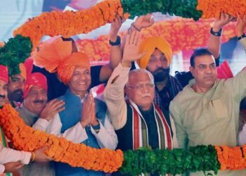 ਹਰਿਆਣਾ ਦੇ ਸਾਬਕਾ ਮੁੱਖ ਮੰਤਰੀ ਐਮ ਐਲ ਖੱਟਰ ਨੇ ‘ਆਪ’ ਆਗੂਆਂ ‘ਤੇ ਕਾਰਕੁਨ ਅੰਨਾ ਹਜ਼ਾਰੇ ਨੂੰ ਧੋਖਾ ਦੇਣ ਦਾ ਦੋਸ਼ ਲਾਇਆ ਹੈ।