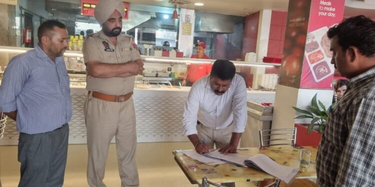ਸ਼ਹਿਰ ਦੇ ਹੋਟਲ ਤੇ ਢਾਬਿਆਂ ਵਾਲਿਆਂ ਨੂੰ ਗਿੱਲੇ ਤੇ ਸੁੱਕੇ ਕੂੜੇ ਬਾਰੇ ਕੀਤਾ ਜਾਗਰੂਕ