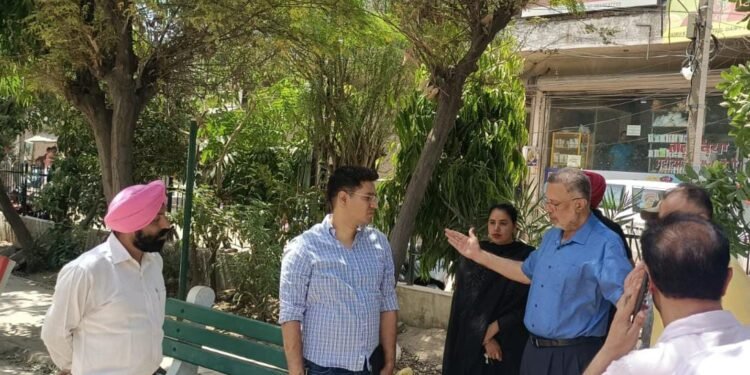 ਸਿਹਤ ਮੰਤਰੀ ਡਾ. ਬਲਬੀਰ ਸਿੰਘ ਵੱਲੋਂ ਨਗਰ ਨਿਗਮ ਕਮਿਸ਼ਨਰ ਨੂੰ ਨਾਲ ਲੈਕੇ ਕਲੋਨੀਆਂ ਦਾ ਦੌਰਾ