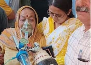 ਪੋਲਿੰਗ ਬੂਥ ‘ਤੇ ਮਾਸਕ ਤੇ ਆਕਸੀਜਨ ਸਿਲੰਡਰ ਲੈ ਕੇ ਪਹੁੰਚੀ 72 ਸਾਲਾ ਬਜ਼ੁਰਗ ਔਰਤ