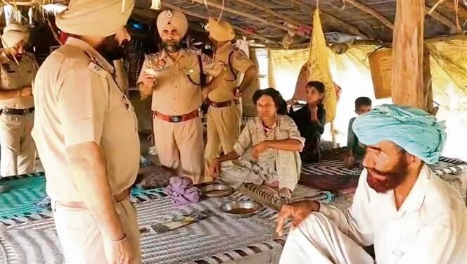 ਸਰਹੱਦ ਨੇੜੇ ਦੋ ਸ਼ੱਕੀ ਅੱਤਵਾਦੀਆਂ ਦੇ ਦੇਖੇ ਜਾਣ ਤੋਂ ਬਾਅਦ ਗੁਰਦਾਸਪੁਰ ਅਤੇ ਪਠਾਨਕੋਟ ਵਿੱਚ ਚੌਕਸੀ ਵਧਾ ਦਿੱਤੀ ਗਈ ਹੈ।