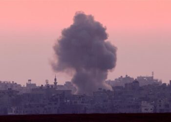 ਹਮਾਸ ਨਾਲ ਜੁੜੇ ਮੀਡੀਆ ਮੁਤਾਬਕ ਇਜ਼ਰਾਈਲ ਨੇ ਇਕ ਸਕੂਲ ‘ਚ ਸਥਿਤ ਹਮਾਸ ਕੰਪਲੈਕਸ ਨੂੰ ਨਿਸ਼ਾਨਾ ਬਣਾਇਆ, ਜਿਸ ‘ਚ ਦਰਜਨਾਂ ਲੋਕਾਂ ਦੀ ਮੌਤ ਹੋ ਗਈ ਅਤੇ ਕਈ ਹੋਰ ਜ਼ਖਮੀ ਹੋ ਗਏ।