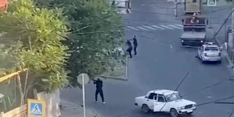 ਰੂਸ ਦੇ ਦਾਗੇਸਤਾਨ ਖੇਤਰ ਵਿੱਚ ਬੰਦੂਕਧਾਰੀਆਂ ਨੇ 15 ਪੁਲਿਸ ਅਧਿਕਾਰੀਆਂ ਅਤੇ ਕਈ ਨਾਗਰਿਕਾਂ ਦੀ ਜਾਨ ਲੈ ਲਈ।