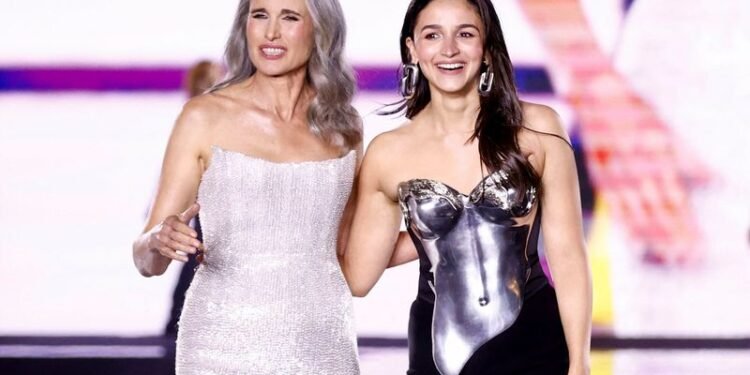 ਆਲੀਆ ਭੱਟ ਨੇ ਪੈਰਿਸ ਫੈਸ਼ਨ ਵੀਕ ਦੌਰਾਨ ਆਪਣੇ ਡੈਬਿਊ ‘ਤੇ ਮਨ ਮੋਹ ਲਿਆ