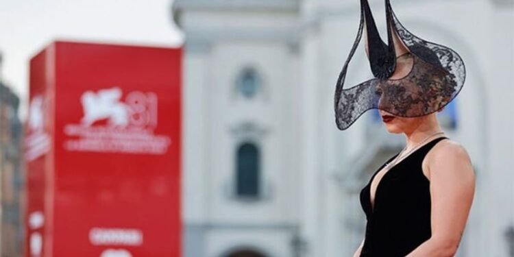 ਲੇਡੀ ਗਾਗਾ ਆਪਣੇ ਸ਼ਾਨਦਾਰ ਪਹਿਰਾਵੇ ਅਤੇ ਸ਼ਾਨਦਾਰ ਹੈੱਡਪੀਸ ਨਾਲ ਪ੍ਰਭਾਵਤ ਹੁੰਦੀ ਹੈ