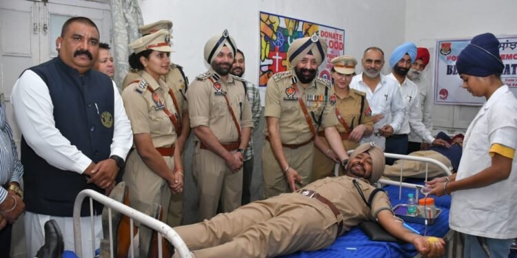 ਪੁਲਿਸ ਦੇ ਸ਼ਹੀਦ ਜਵਾਨਾਂ ਦੀ ਯਾਦ ਵਿੱਚ ਖ਼ੂਨਦਾਨ ਕੈਂਪ ਲਗਾਕੇ ਸ਼ਰਧਾਂਜਲੀ ਭੇਟ ਕਰਨਾ ਸ਼ਲਾਘਾਯੋਗ ਉਪਰਾਲਾ-ਡੀ ਆਈ ਜੀ ਮਨਦੀਪ ਸਿੰਘ ਸਿੱਧੂ
