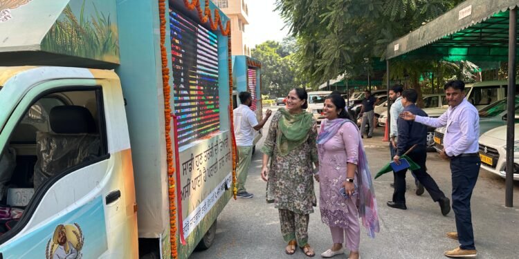 ਵਧੀਕ ਡਿਪਟੀ ਕਮਿਸ਼ਨਰ ਨੇ ਪਰਾਲੀ ਸਾੜਨ ਵਿਰੁੱਧ ਜਾਗਰੂਕਤਾ ਲਈ ਵੈਨਾਂ ਨੂੰ ਕੀਤਾ ਰਵਾਨਾ