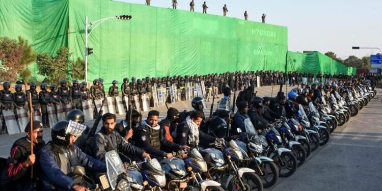 ਖਾਨ ਦੇ ਸਮਰਥਕਾਂ ਨੇ ਅਟੁੱਟ ਵਚਨਬੱਧਤਾ ਦਾ ਪ੍ਰਦਰਸ਼ਨ ਕਰਦੇ ਹੋਏ ਆਪਣਾ ਮਾਰਚ ਜਾਰੀ ਰੱਖਿਆ।