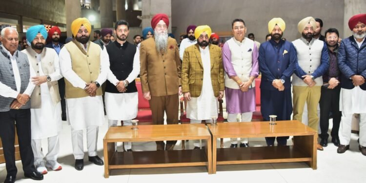 ਪੰਜਾਬ ਵਿਧਾਨ ਸਭਾ ਸਪੀਕਰ ਸੰਧਵਾਂ ਨੇ ਨਵੇਂ ਚੁਣੇ ਵਿਧਾਇਕਾਂ ਨੂੰ ਮੁੱਖ ਮੰਤਰੀ ਦੀ ਮੌਜੂਦਗੀ ਵਿੱਚ ਸਹੁੰ ਚੁਕਾਈ