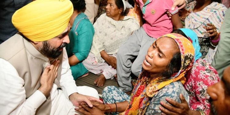 ਅੰਮ੍ਰਿਤਸਰ ਖੇਤਰ ਵਿੱਚ ਲਾਇਸੰਸਸ਼ੁਦਾ ਸ਼ਰਾਬ ਦੀਆਂ ਦੁਕਾਨਾਂ ਬੰਦ ਹੋਣ ਤੋਂ ਬਾਅਦ, ਗੈਰ-ਕਾਨੂੰਨੀ ਸ਼ਰਾਬ ਤਸਕਰੀ ਦੇ ਧੰਦੇ ਸਾਹਮਣੇ ਆਏ।