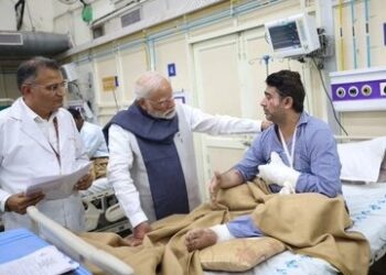 ਪ੍ਰਧਾਨ ਮੰਤਰੀ ਮੋਦੀ ਭੂਟਾਨ ਦੀ ਯਾਤਰਾ ਤੋਂ ਬਾਅਦ ਐਲਐਨਜੇਪੀ ਹਸਪਤਾਲ ਵਿੱਚ ਜ਼ਖਮੀਆਂ ਨੂੰ ਮਿਲਣ ਗਏ।