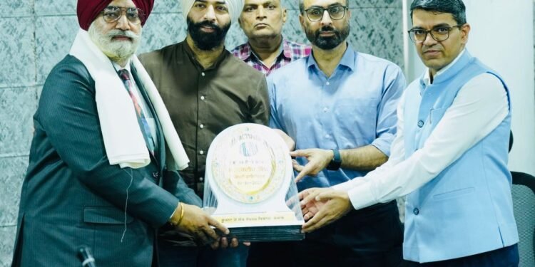 ਸੂਚਨਾ ਤੇ ਲੋਕ ਸੰਪਰਕ ਵਿਭਾਗ ਵੱਲੋਂ ਵਧੀਕ ਡਾਇਰੈਕਟਰ ਹਰਜੀਤ ਗਰੇਵਾਲ ਅਤੇ ਡਿਪਟੀ ਡਾਇਰੈਕਟਰ ਹਰਦੀਪ ਸਿੰਘ ਨੂੰ ਸੇਵਾਮੁਕਤੀ ‘ਤੇ ਨਿੱਘੀ ਵਿਦਾਇਗੀ