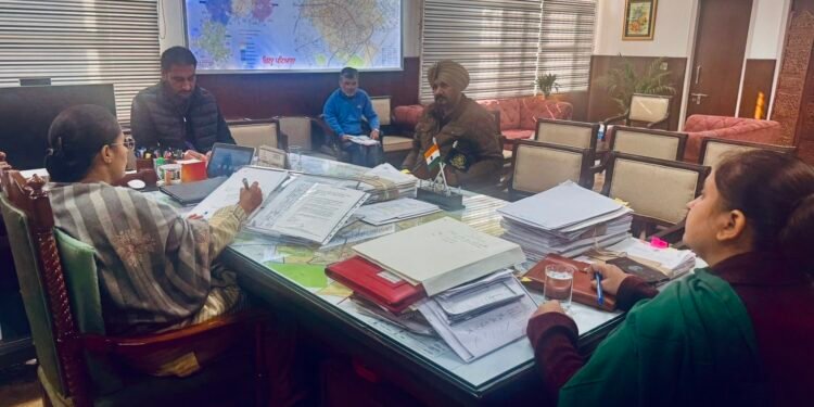 ਨਿਰਪੱਖ, ਪਾਰਦਰਸ਼ੀ ਤੇ ਸ਼ਾਂਤੀਪੂਰਨ ਢੰਗ ਨਾਲ ਚੋਣਾਂ ਕਰਵਾਉਣ ਲਈ ਪੰਜਾਬ ਤੇ ਹਰਿਆਣਾ ਦੇ ਗਵਾਂਢੀ ਜ਼ਿਲ੍ਹਿਆਂ ਦੇ ਅਧਿਕਾਰੀਆਂ ਵੱਲੋਂ ਬੈਠਕ