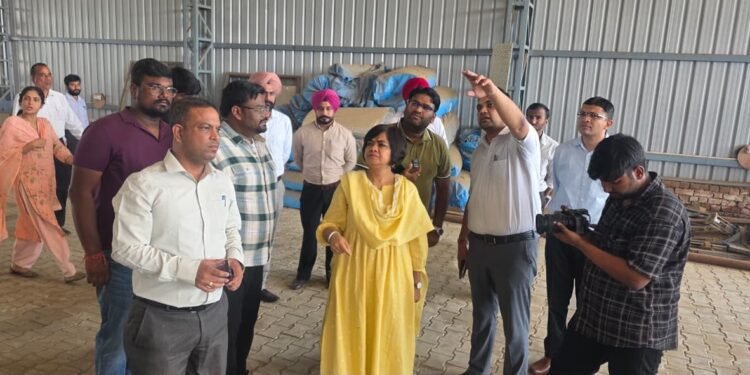 ਪੀਪੀਸੀਬੀ ਦੀ ਚੇਅਰਪਰਸਨ ਰੀਨਾ ਗੁਪਤਾ ਨੇ ਸ਼ੇਰੋਂ ਪਿੰਡ ਵਿੱਚ ਕਿਸਾਨਾਂ ਨਾਲ ਕੀਤੀ ਗੱਲਬਾਤ, ਝੋਨੇ ਦੀ ਪਰਾਲੀ ਸਾੜਨ ਤੋਂ ਰੋਕਣ ਲਈ ਸਾਂਝੇ ਯਤਨਾਂ ਦੀ ਅਪੀਲ